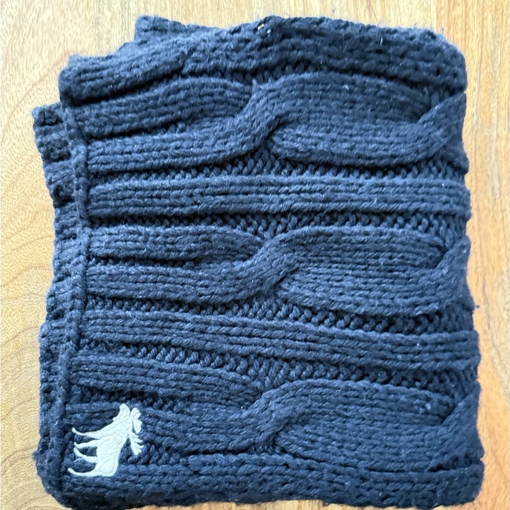 Abercrombie & Fitch Chunky Cable Knit Scarf with Moose Logo, Unisex - Picture 9 of 17